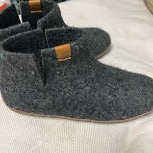Baabushka brand wool slippers with leather sole - sz 40 (women's 9)